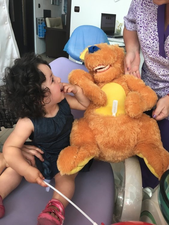 Огледалце, огледалце на стената, кой си мие зъбките най-добре на земята