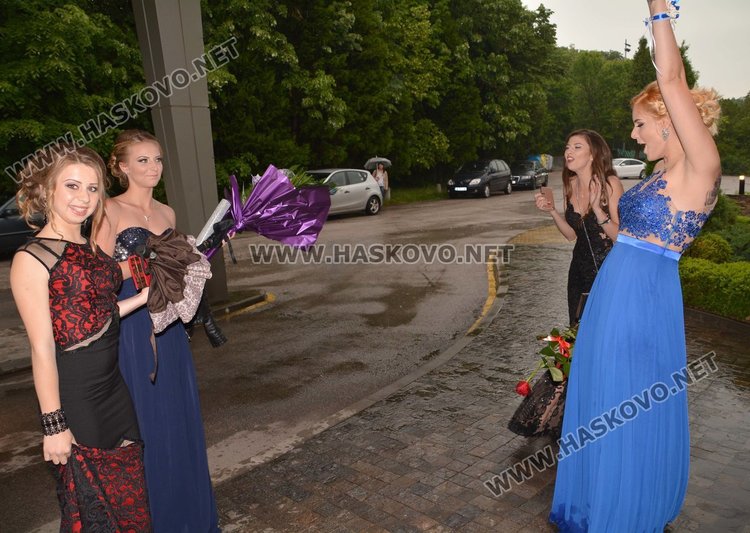 Балът на Спортното училище тръгна като по вода