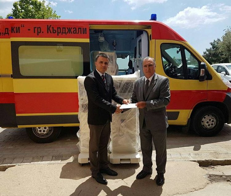 Със съдействието на Ферди Мурад дариха 3 апарата за хемодиализа на болницата в Кърджали 