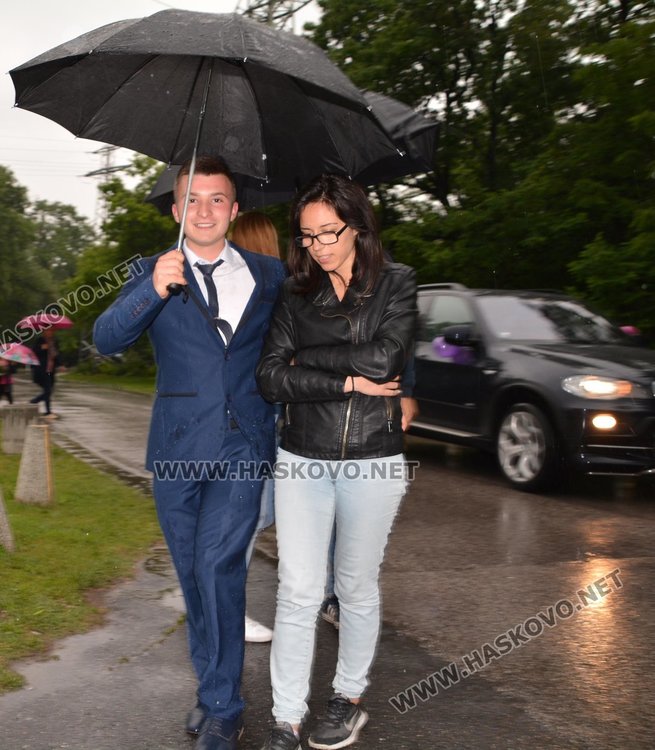 Балът на Спортното училище тръгна като по вода