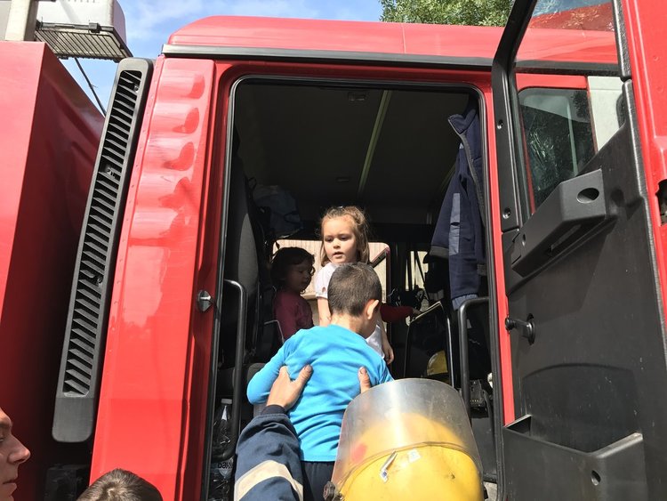 Учителки и възпитаниците им с обучение как се гаси пожар в детската градина