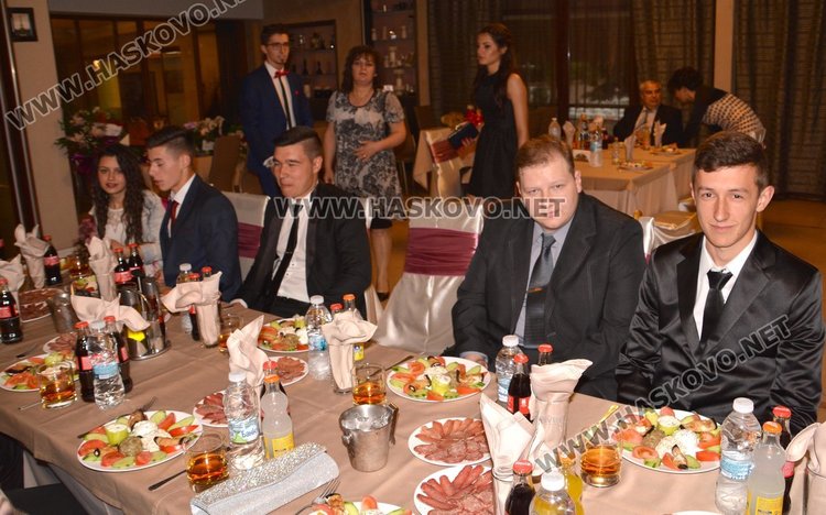 Дъждът не помрачи бала на Гимназията по механоелектротехника