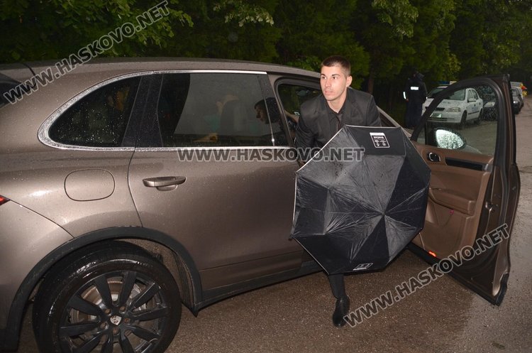 Балът на Спортното училище тръгна като по вода