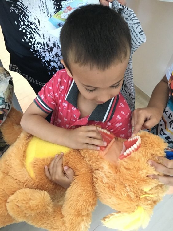 Огледалце, огледалце на стената, кой си мие зъбките най-добре на земята