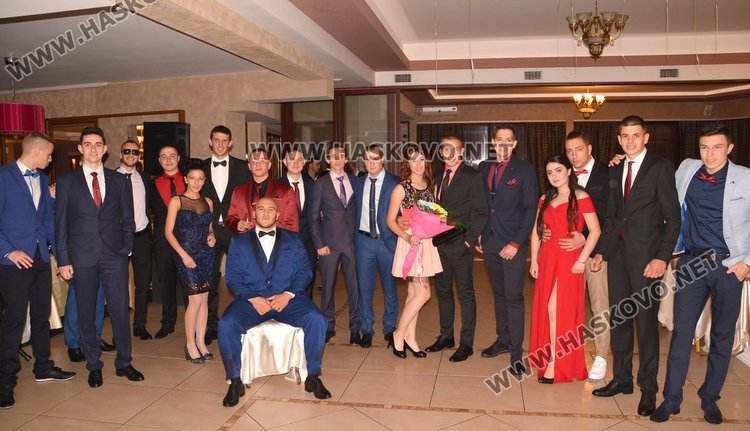 Дъждът не помрачи бала на Гимназията по механоелектротехника