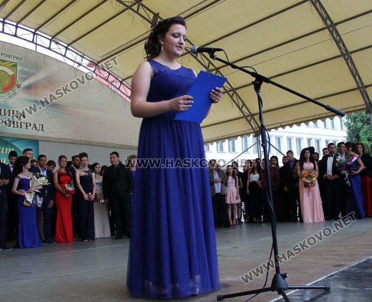 От името на завършващите говори Веселина Вълчанова