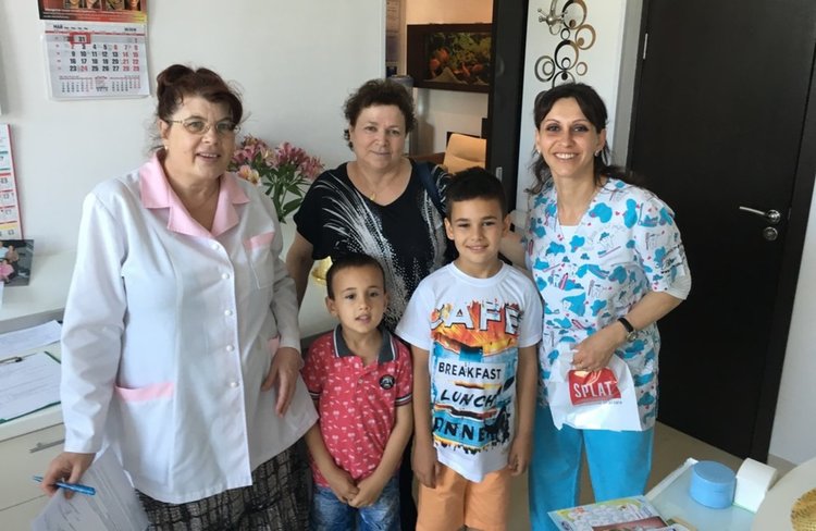 Огледалце, огледалце на стената, кой си мие зъбките най-добре на земята