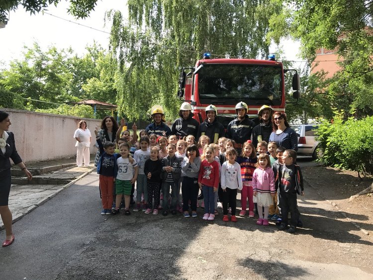 Учителки и възпитаниците им с обучение как се гаси пожар в детската градина