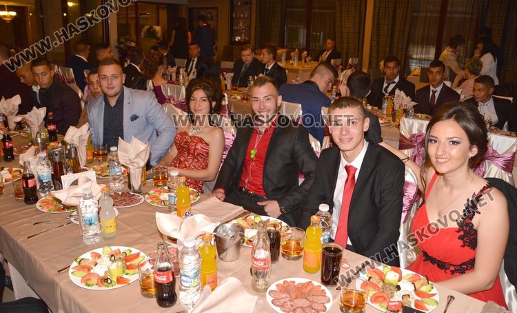 Дъждът не помрачи бала на Гимназията по механоелектротехника