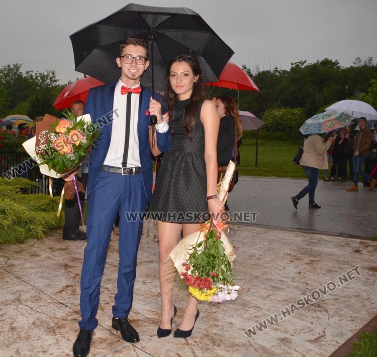 Дъждът не помрачи бала на Гимназията по механоелектротехника