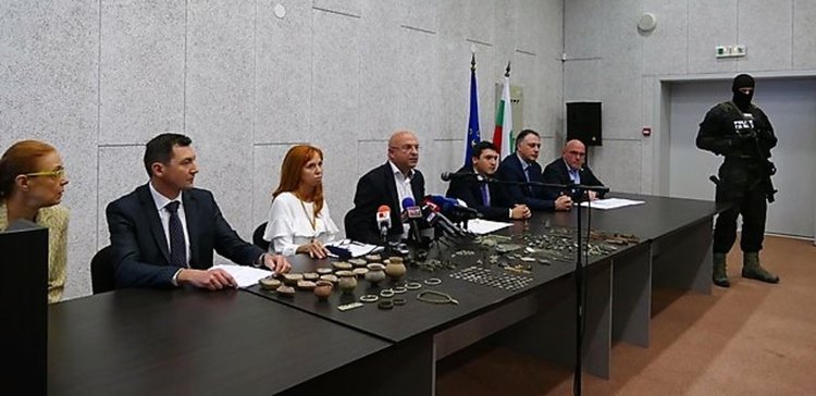 Подробности около проведеното мащабно разследване оповестиха заместник-директорът на ГДБОП старши комисар Стоян Темелакиев, говорителят на Специализираната прокуратура Наделина Йотова, началникът на отдел „Трансгранична организирана престъпност“ комисар Явор Колев, френският офицер за връзка за България Ерик Делвил, българският и турският офицери за връзка към SELEC