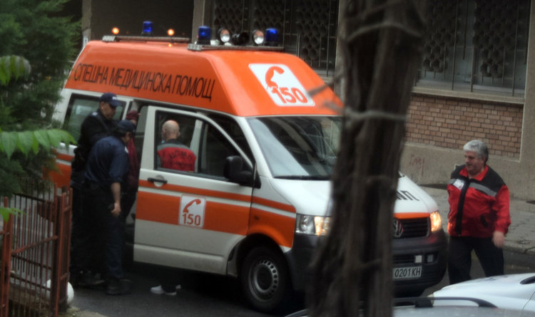 Пияница вдигна на крак екип на Спешната помощ,докато медици спасяваха пострадали при катастрофа