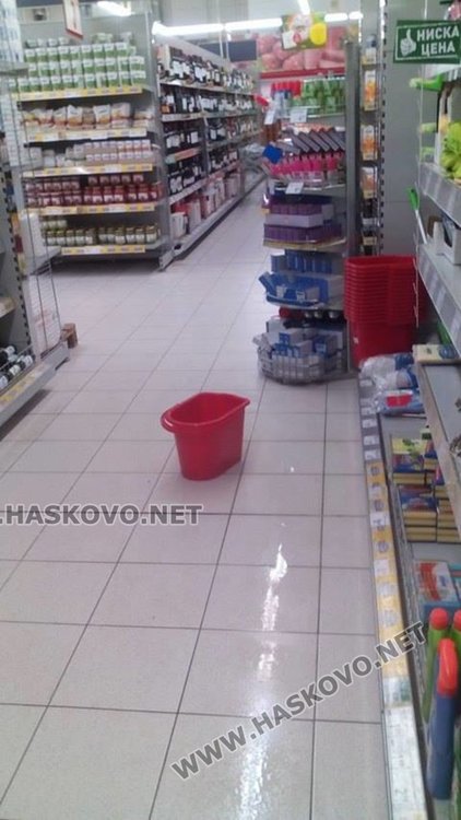 Покривът на Билла протече, наводнения в читалище и спортна зала