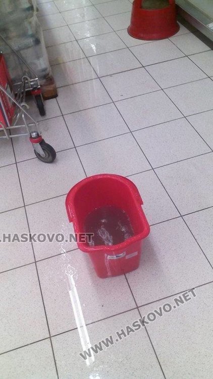 Покривът на Билла протече, наводнения в читалище и спортна зала