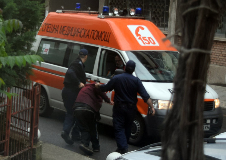 Пияница вдигна на крак екип на Спешната помощ,докато медици спасяваха пострадали при катастрофа