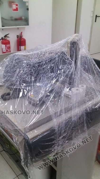 Покривът на Билла протече, наводнения в читалище и спортна зала