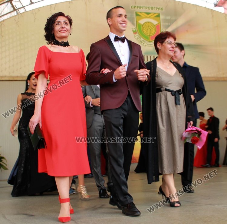 ПМГ "Иван Вазов" изпрати 64 абитуриенти от випуск 2017