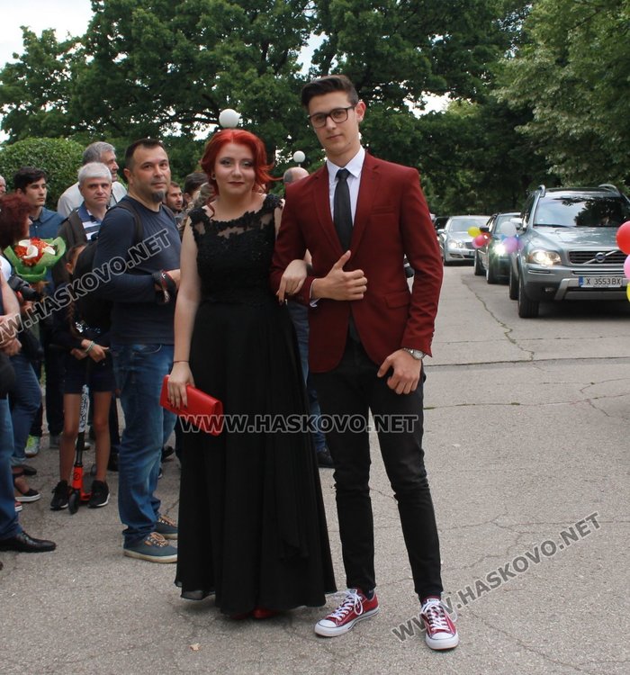 ПМГ "Иван Вазов" изпрати 64 абитуриенти от випуск 2017