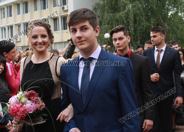 ПМГ "Иван Вазов" изпрати 64 абитуриенти от випуск 2017