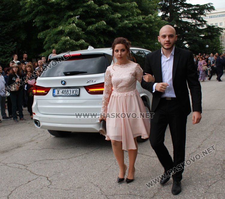 ПМГ "Иван Вазов" изпрати 64 абитуриенти от випуск 2017