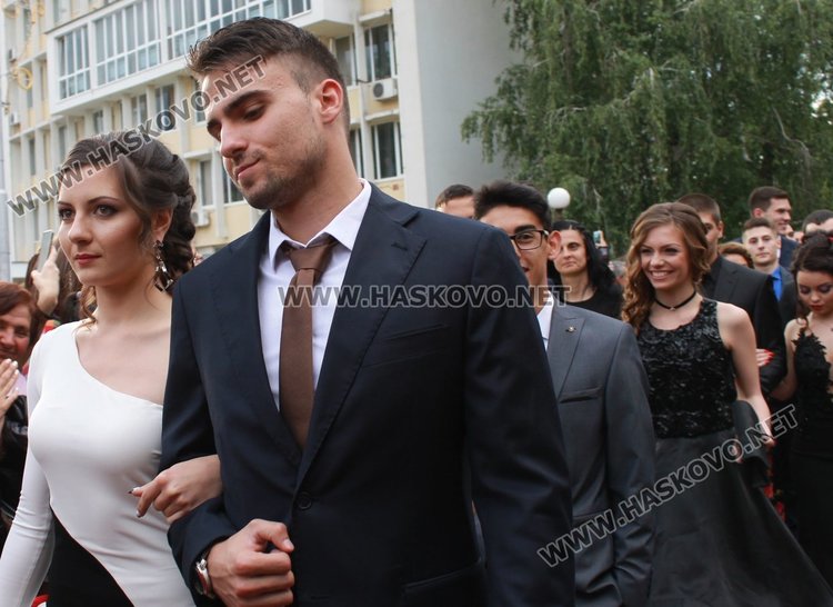 ПМГ "Иван Вазов" изпрати 64 абитуриенти от випуск 2017