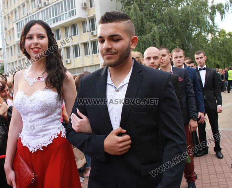 ПМГ "Иван Вазов" изпрати 64 абитуриенти от випуск 2017