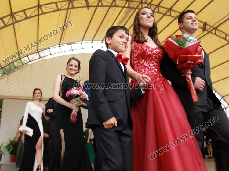 ПМГ "Иван Вазов" изпрати 64 абитуриенти от випуск 2017