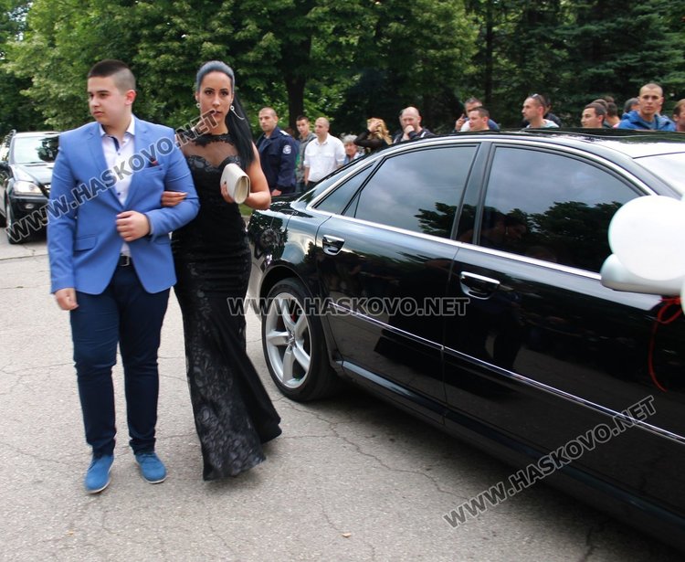 ПМГ "Иван Вазов" изпрати 64 абитуриенти от випуск 2017