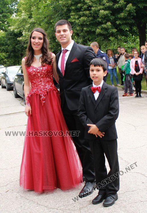 ПМГ "Иван Вазов" изпрати 64 абитуриенти от випуск 2017