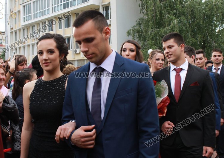 ПМГ "Иван Вазов" изпрати 64 абитуриенти от випуск 2017