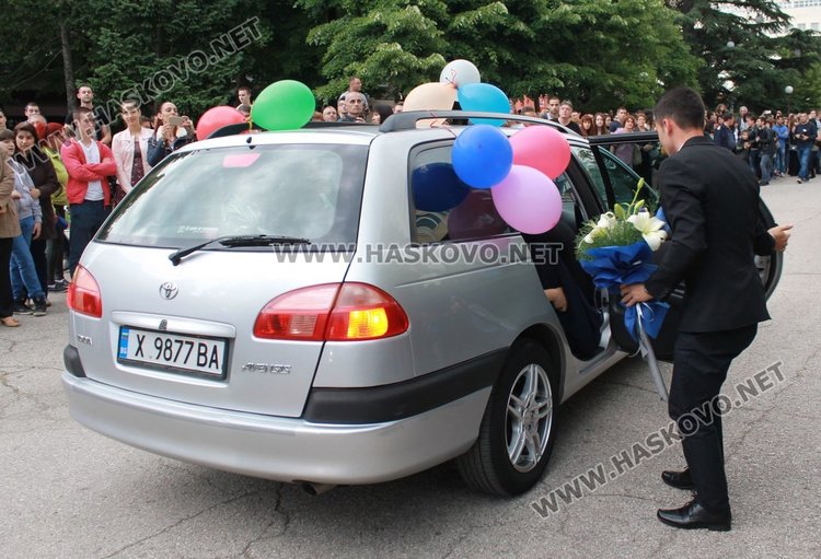 ПМГ "Иван Вазов" изпрати 64 абитуриенти от випуск 2017