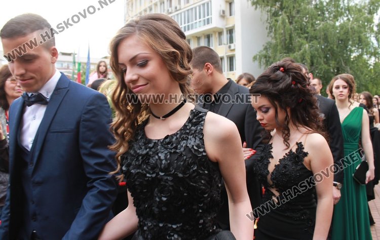 ПМГ "Иван Вазов" изпрати 64 абитуриенти от випуск 2017