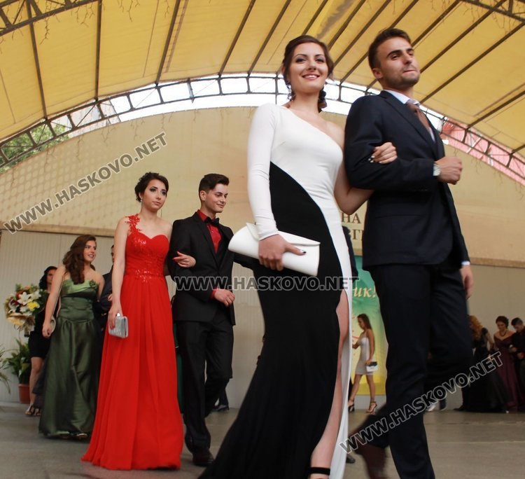 ПМГ "Иван Вазов" изпрати 64 абитуриенти от випуск 2017