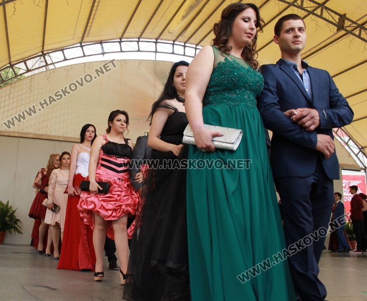 ПМГ "Иван Вазов" изпрати 64 абитуриенти от випуск 2017