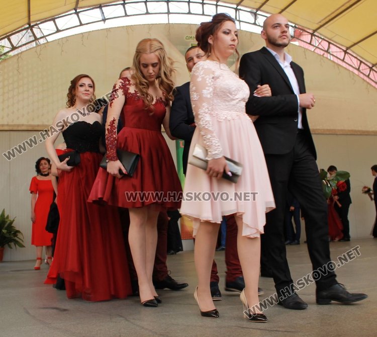 ПМГ "Иван Вазов" изпрати 64 абитуриенти от випуск 2017