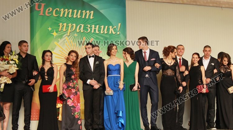 ПМГ "Иван Вазов" изпрати 64 абитуриенти от випуск 2017