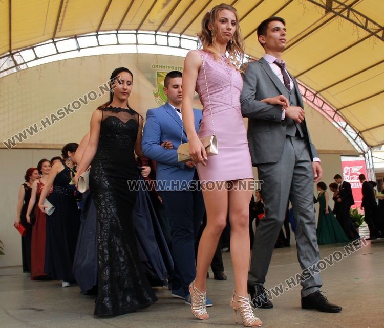 ПМГ "Иван Вазов" изпрати 64 абитуриенти от випуск 2017