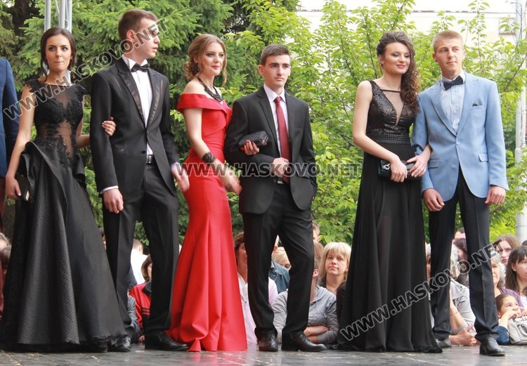 ПМГ "Иван Вазов" изпрати 64 абитуриенти от випуск 2017