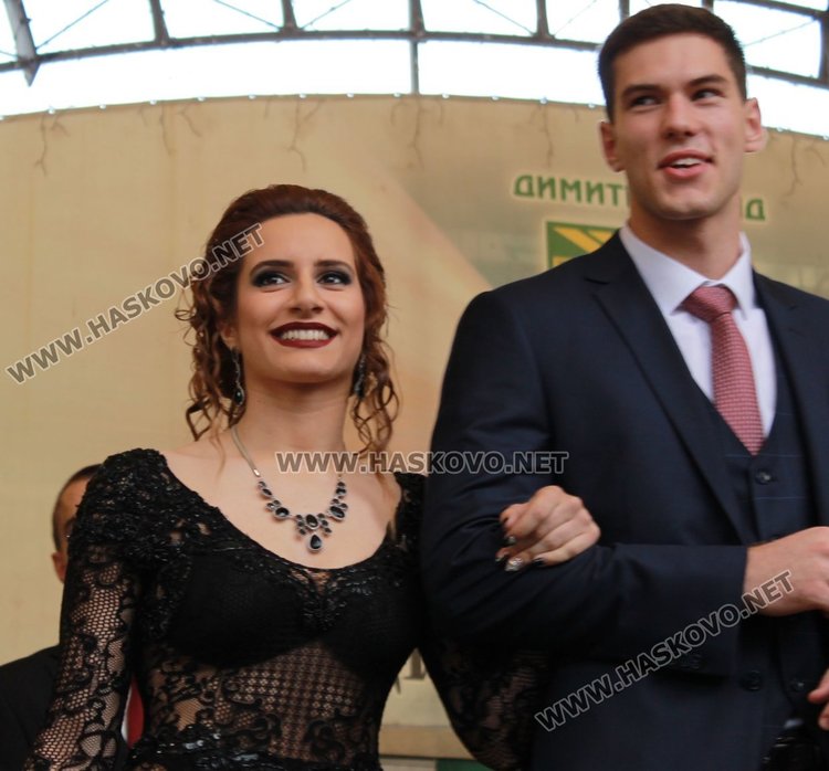 ПМГ "Иван Вазов" изпрати 64 абитуриенти от випуск 2017