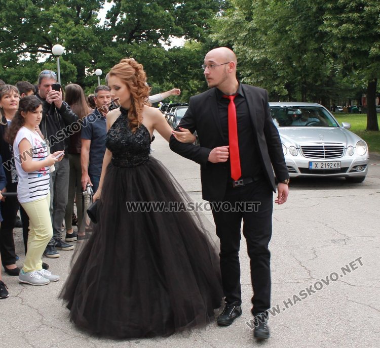 ПМГ "Иван Вазов" изпрати 64 абитуриенти от випуск 2017