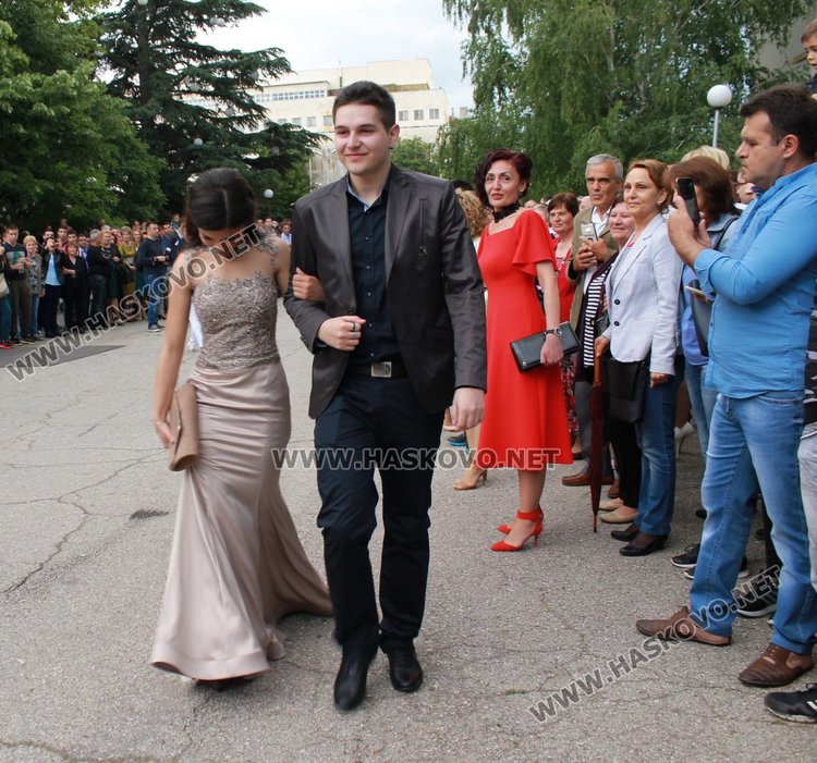 ПМГ "Иван Вазов" изпрати 64 абитуриенти от випуск 2017