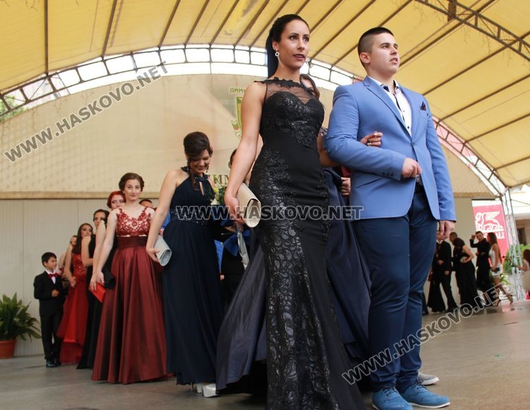 ПМГ "Иван Вазов" изпрати 64 абитуриенти от випуск 2017