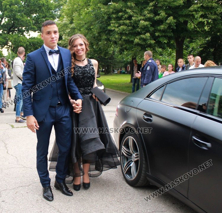 ПМГ "Иван Вазов" изпрати 64 абитуриенти от випуск 2017