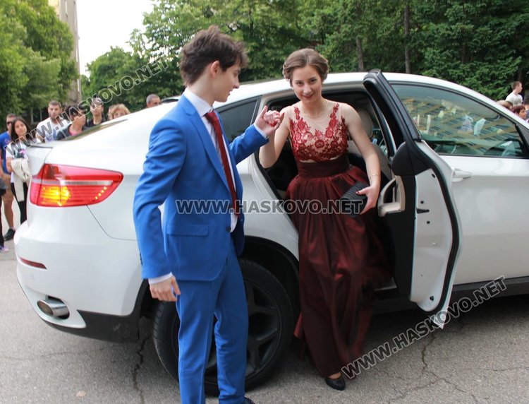 ПМГ "Иван Вазов" изпрати 64 абитуриенти от випуск 2017