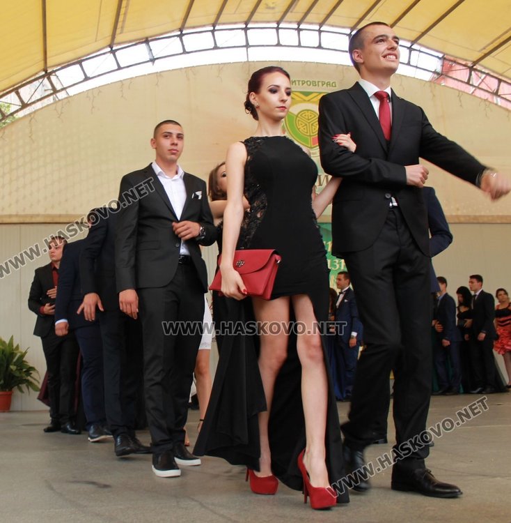 ПМГ "Иван Вазов" изпрати 64 абитуриенти от випуск 2017