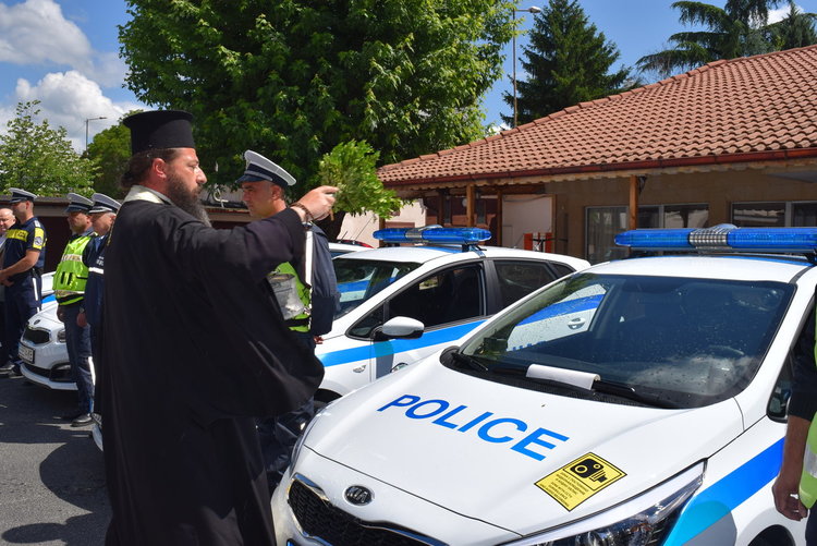 Полицията ни с 8 нови автомобила,водосвет бе отслужен в Кърджали за безаварийна работа