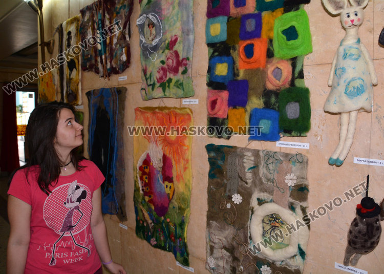 Прекрасните платна, изработени по техниката "мокро плъстене" са достойни за изложба във всяка голяма галерия