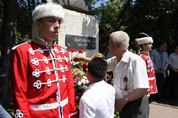 Пред паметника на Хр.Ботев димитровградчани ще отбележат 2 юни, снимка -архив