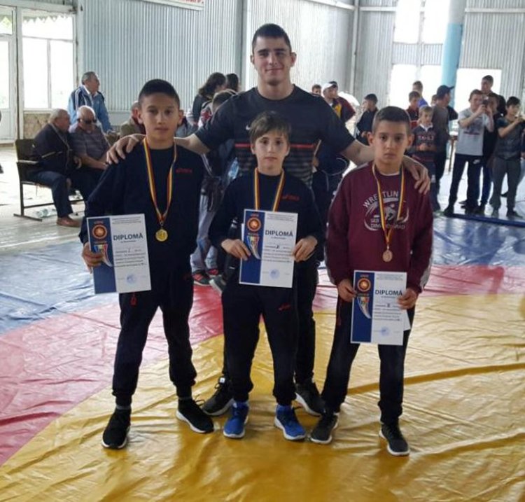 Най-малките възпитаници на СК по борба - Димитровград спечелиха медали след участие в турнир в Молдова