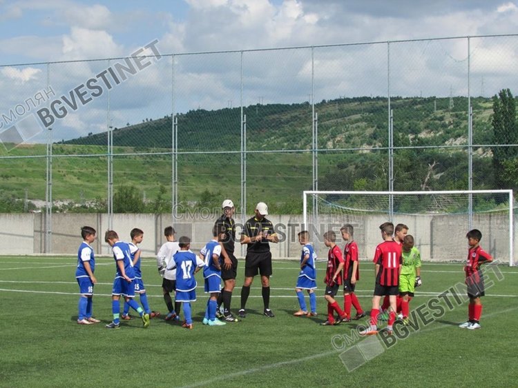 Деца играят футбол под мотото „Не на агресията, не на дрогата!”